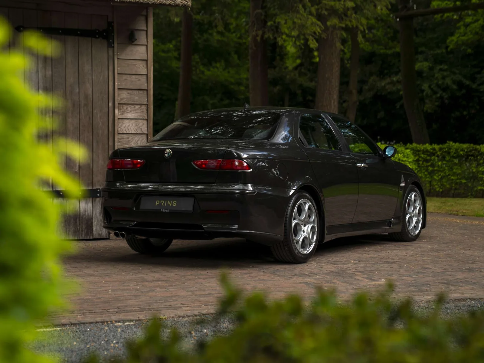 Alfa Romeo 156 rouge Alfa de trois quarts avant, berline sport italienne
