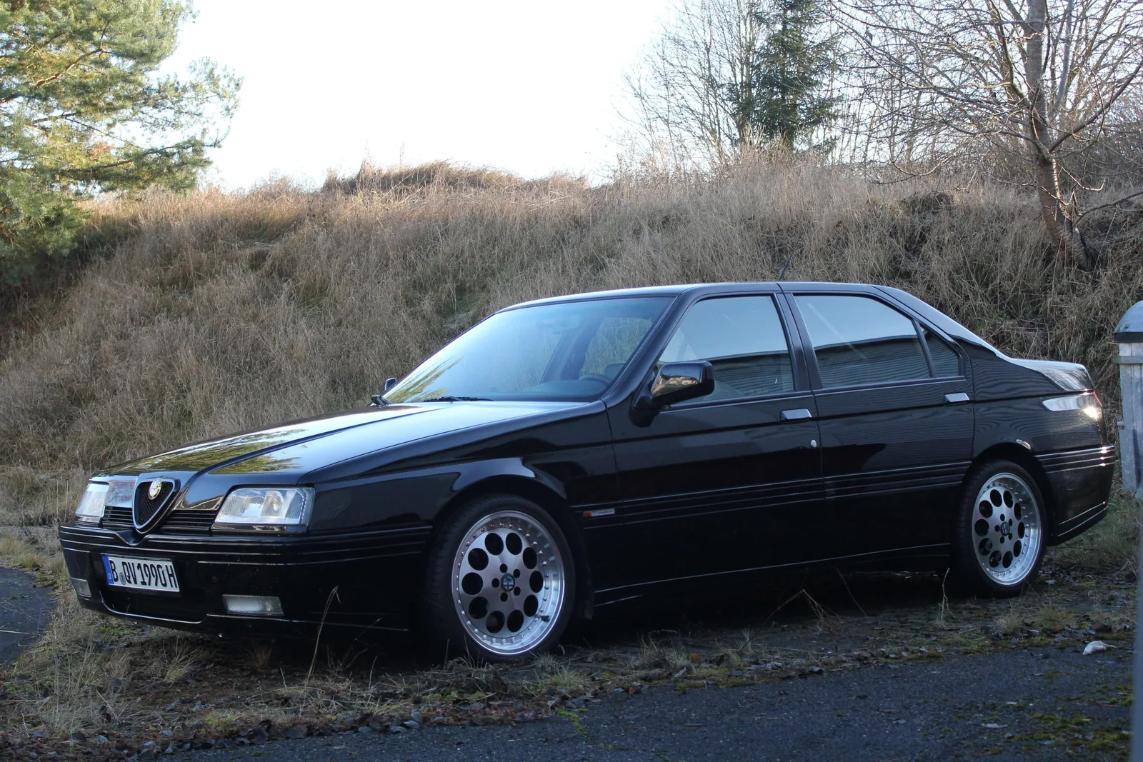 Alfa Romeo 164 rouge Alfa de trois quarts avant, grande berline italienne Pininfarina
