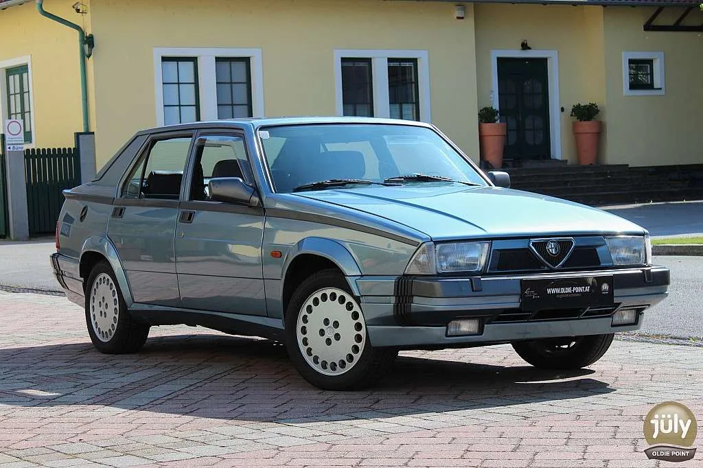 Alfa Romeo 75 rouge de trois quarts avant, arrière coda tronca