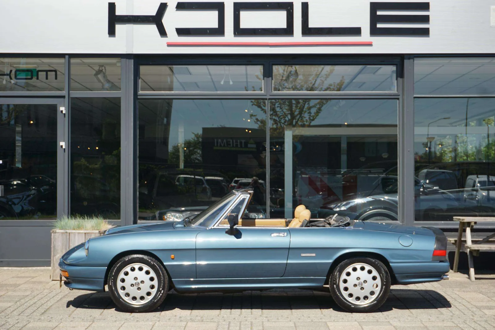 Alfa Romeo Spider Duetto rouge capote baissée de trois quarts avant