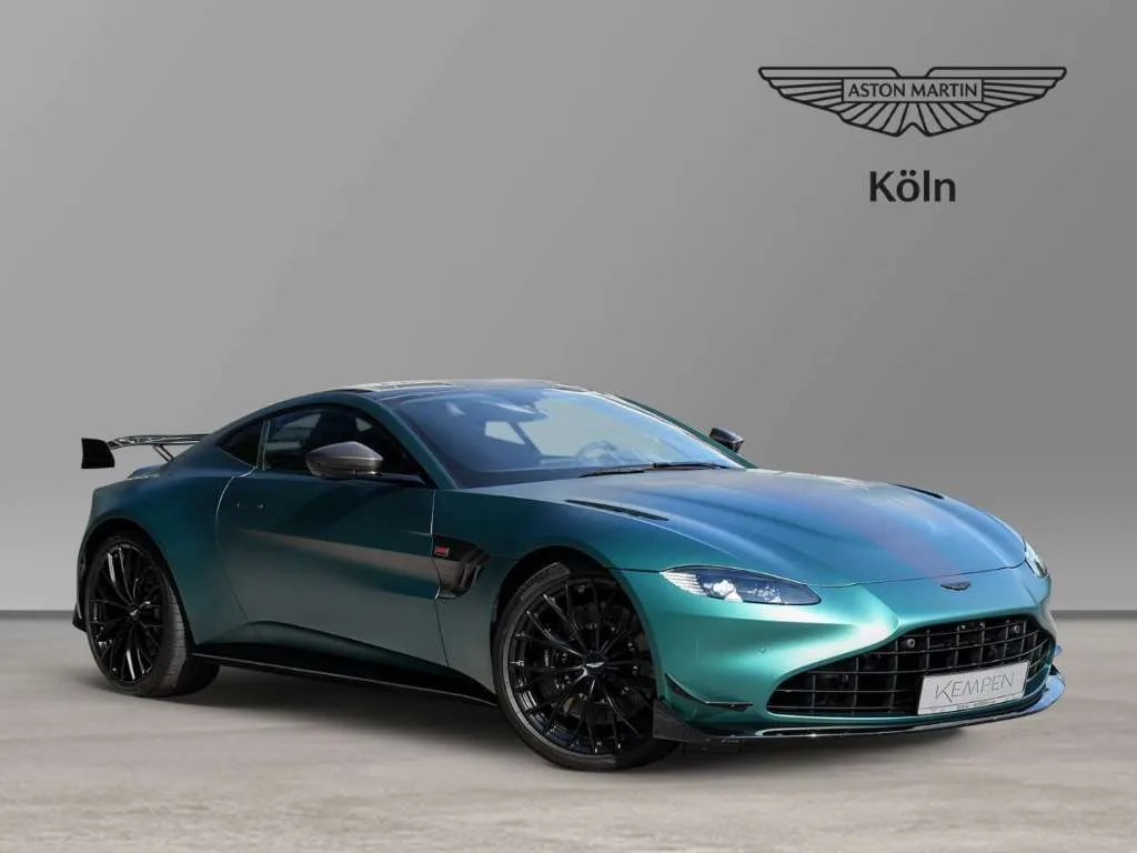 Aston Martin V8 Vantage gris Cumberland de trois quarts avant, calandre pleine et prise d'air de capot