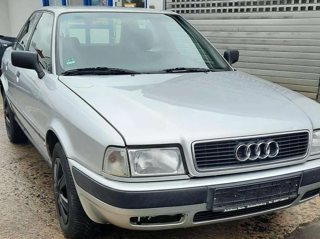 Audi 80 berline de trois quarts avant