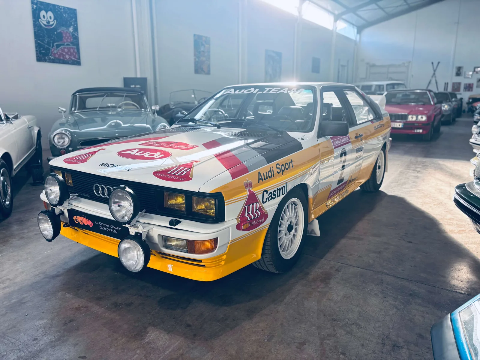 Audi Ur-Quattro rouge de trois quarts avant, ailes élargies