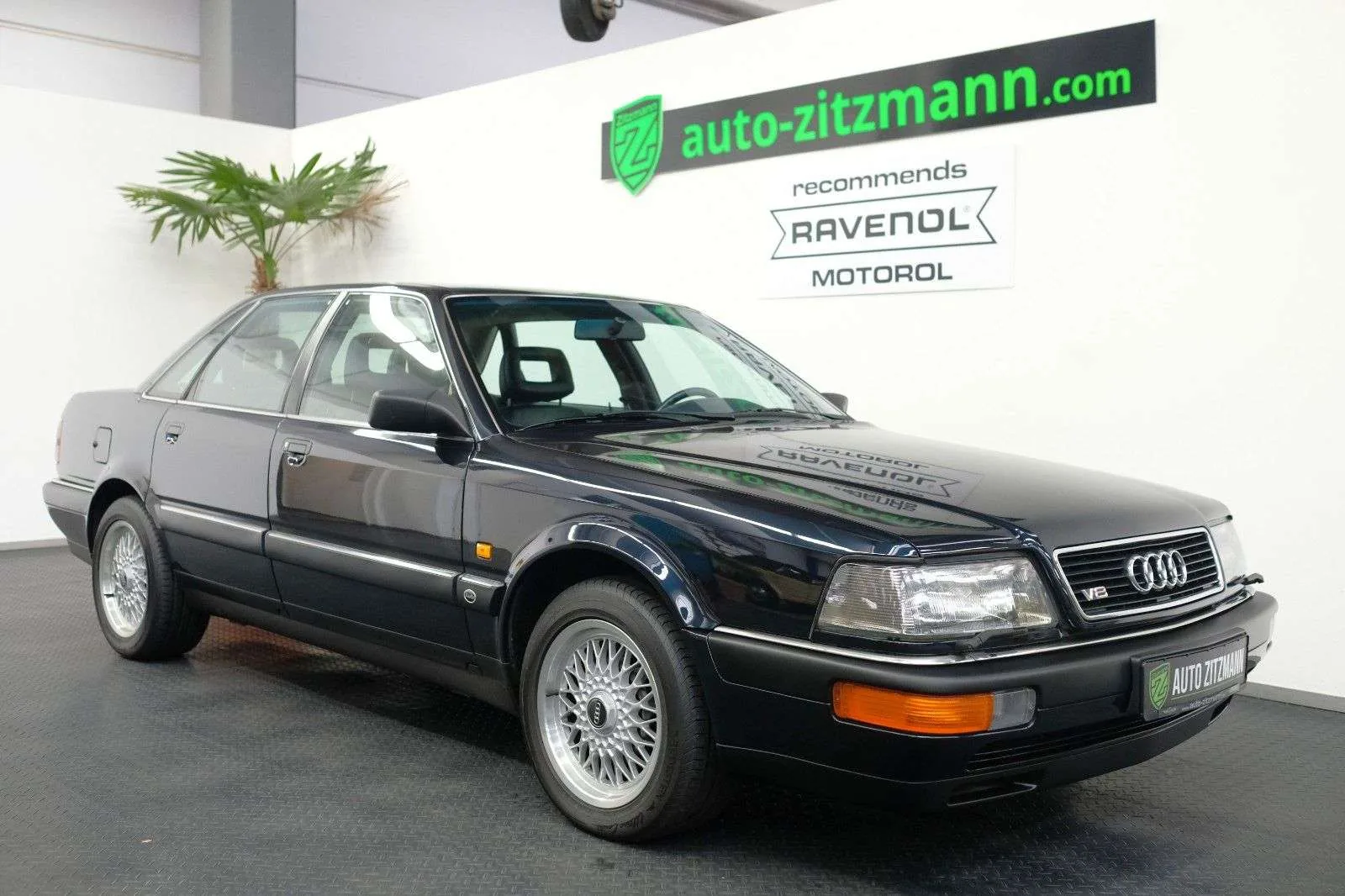 Audi V8 (D11) berline de luxe de trois quarts avant