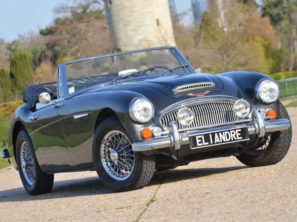 Austin-Healey 3000 Mk III BJ8 bicolore bleu et blanc, capote baissée, de trois quarts avant