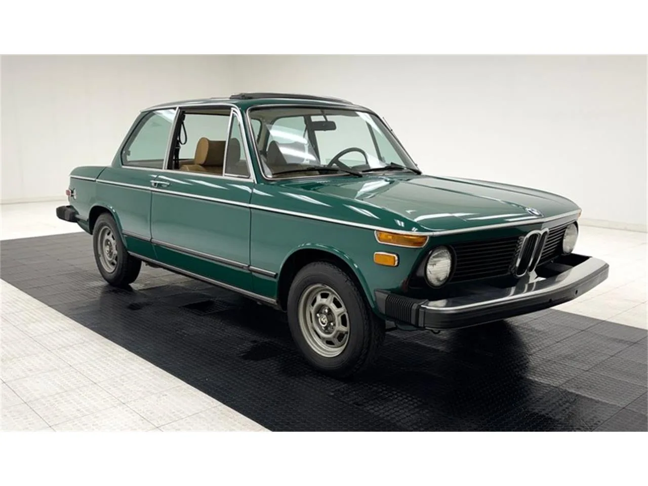 BMW 2002 de trois quarts avant, teinte d'époque