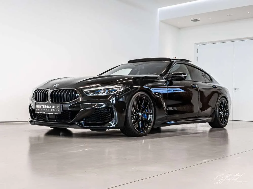 BMW 850 E31 de trois quarts avant, phares escamotables ouverts
