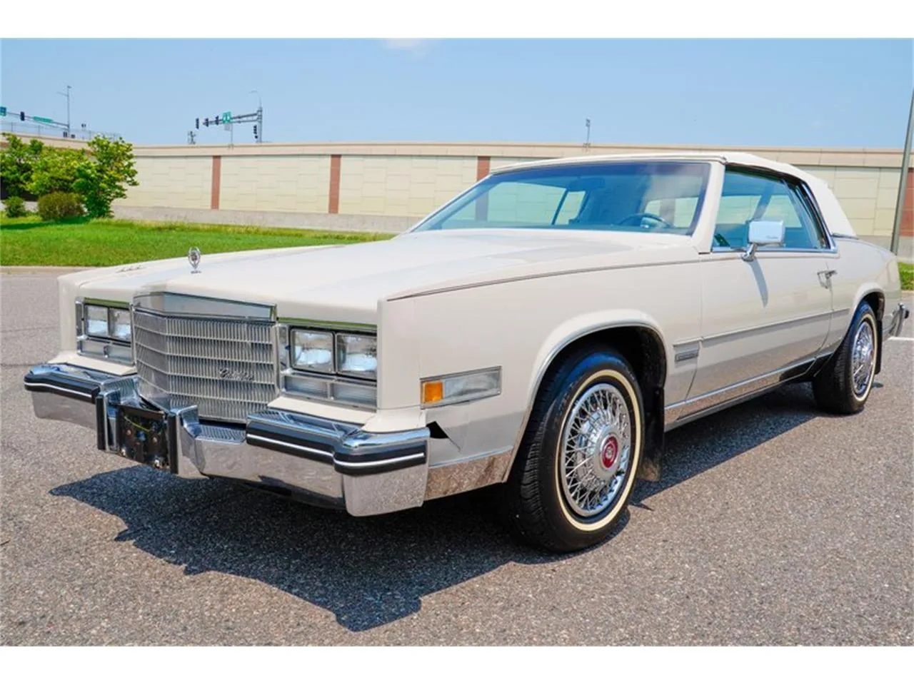 Cadillac Eldorado cabriolet 1959 à ailerons, de trois quarts avant