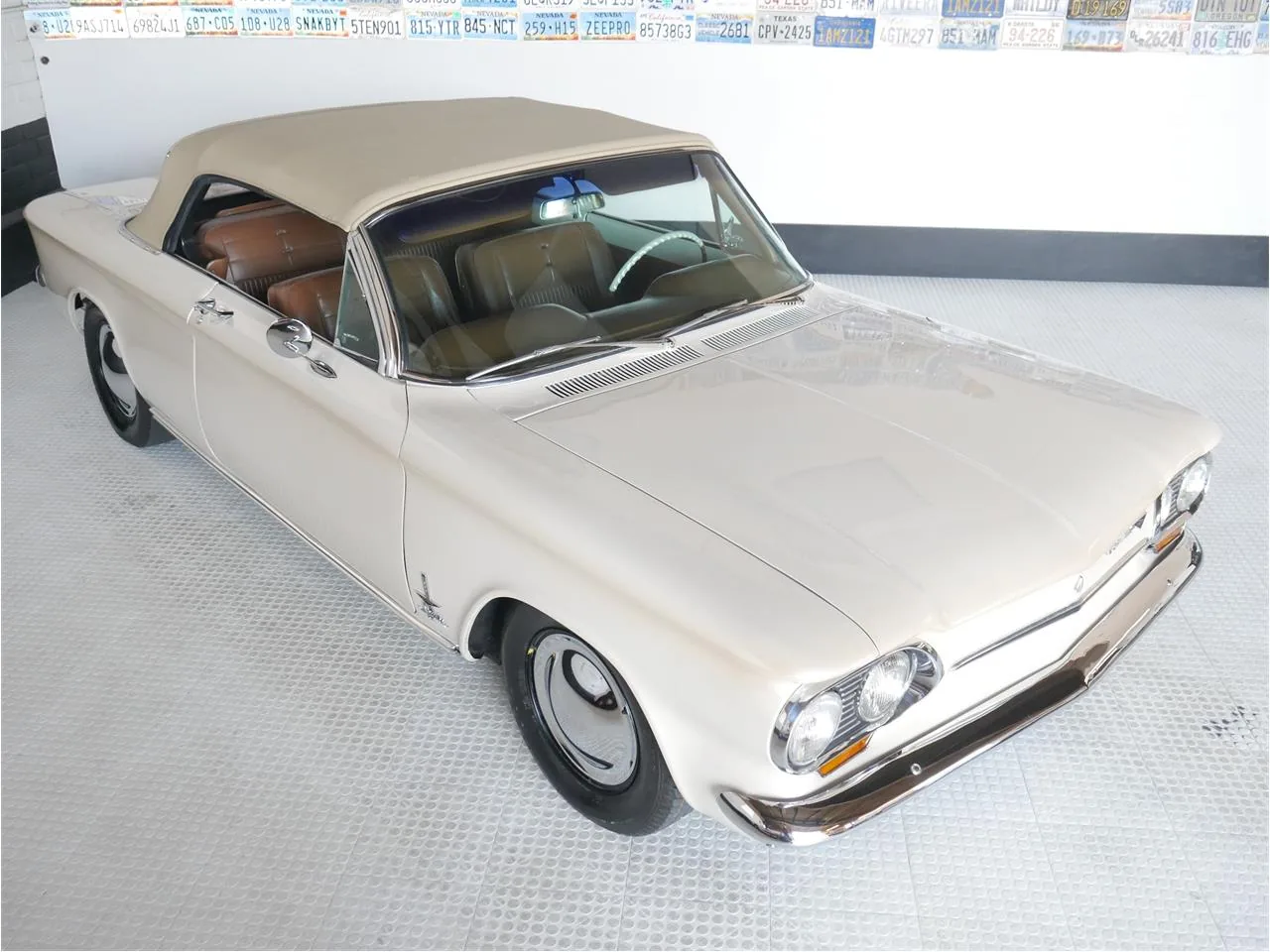 Chevrolet Corvair Monza cabriolet 1965 de trois quarts avant, ligne fastback épurée