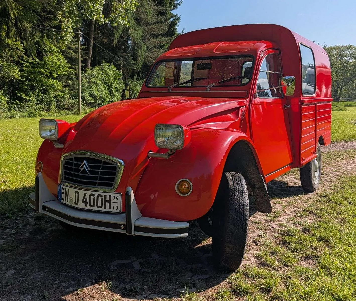 Citroën 2CV Charleston bicolore rouge et noir de trois quarts avant