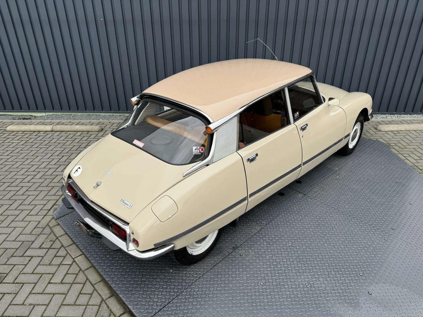 Citroën DS 21 Pallas gris métallisé de trois quarts avant, suspension relevée