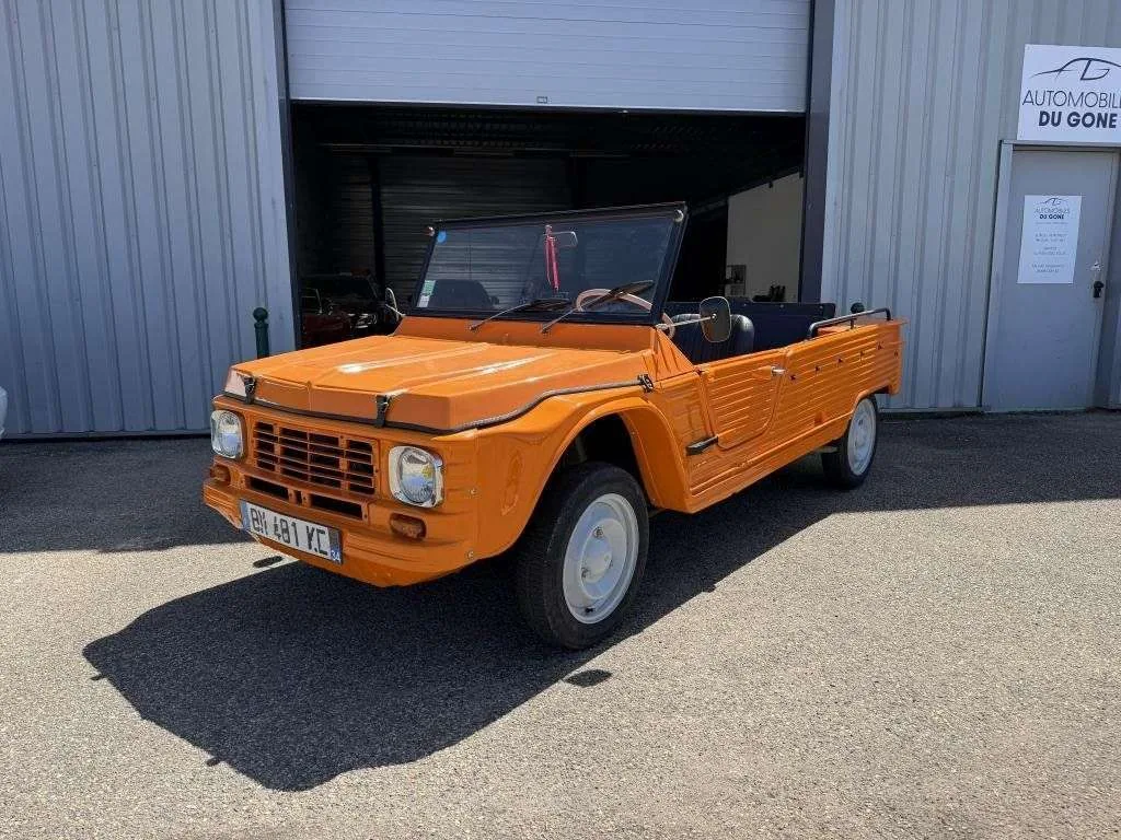 Citroën Méhari orange Kirghiz sans portes ni toit, de trois quarts avant
