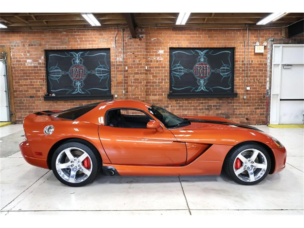 Dodge Viper GTS bleue à bandes blanches de trois quarts avant