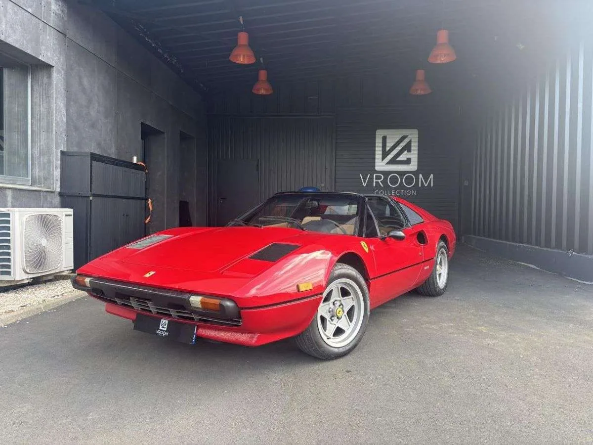 Ferrari 308 GTS rouge de trois quarts avant, toit targa ouvert