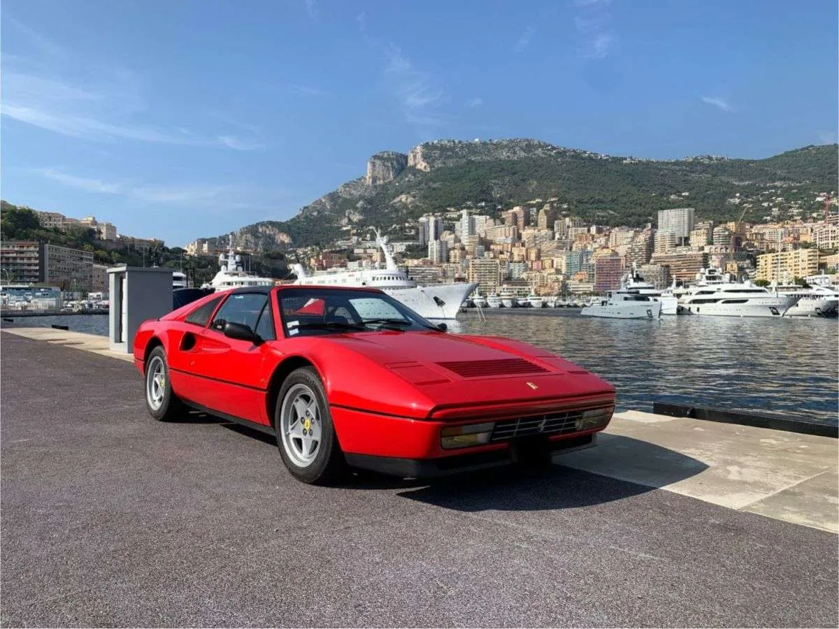 Ferrari 328 GTS rouge de trois quarts avant