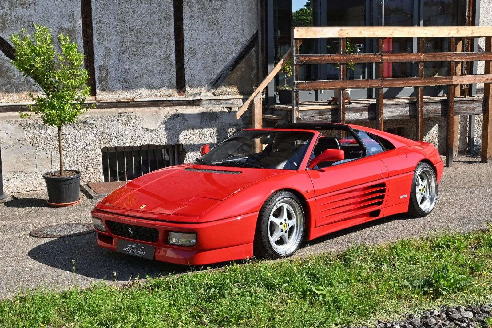 Ferrari 348 tb rouge de trois quarts avant