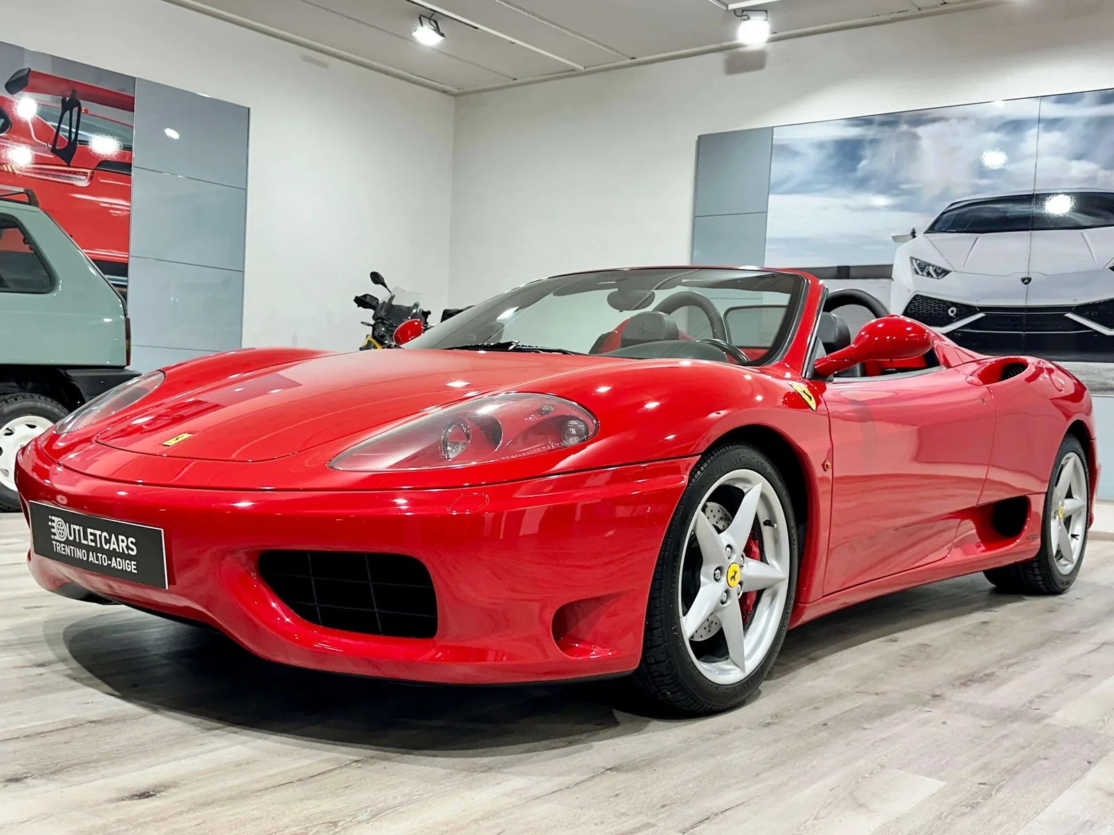 Ferrari 360 Modena rouge de trois quarts avant