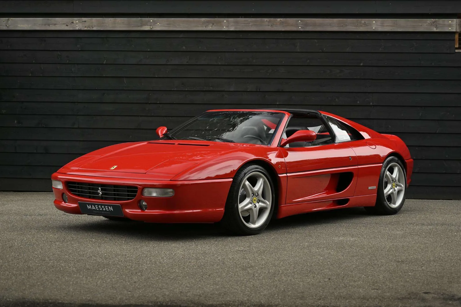 Ferrari F355 Berlinetta rouge de trois quarts avant