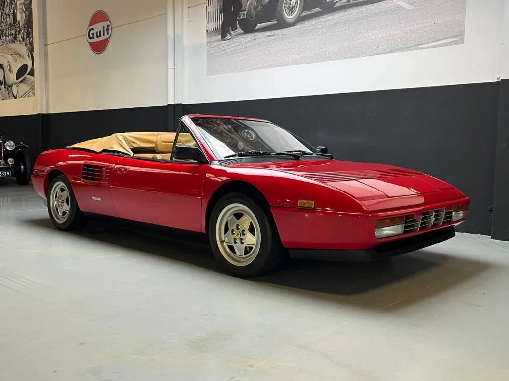 Ferrari Mondial cabriolet rouge de trois quarts avant