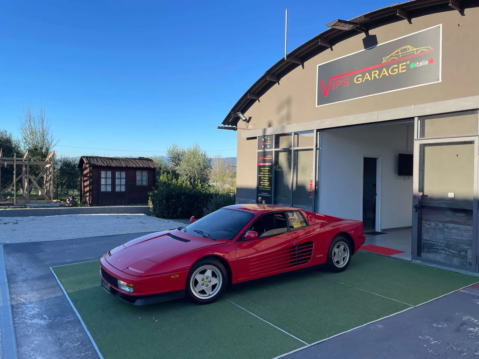Ferrari Testarossa rouge de trois quarts avant