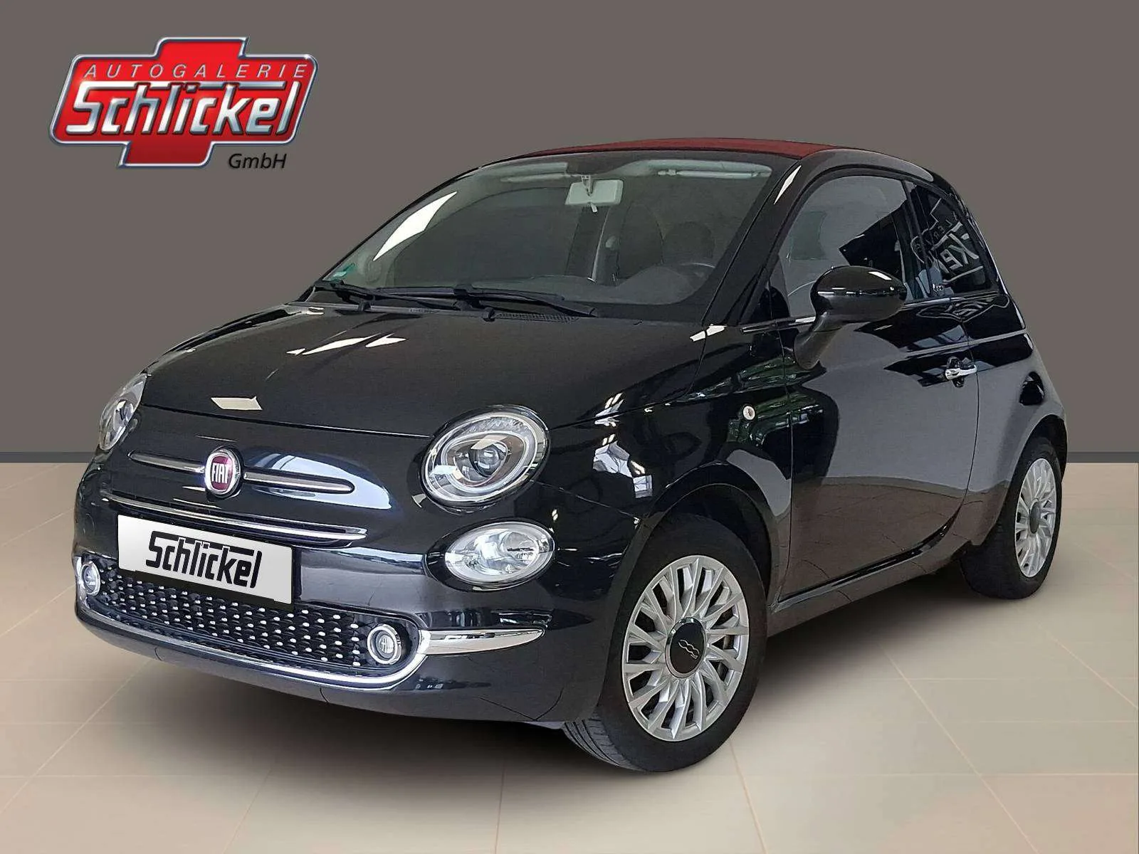 Fiat 500 rouge classique de trois quarts avant, toit ouvrant en toile