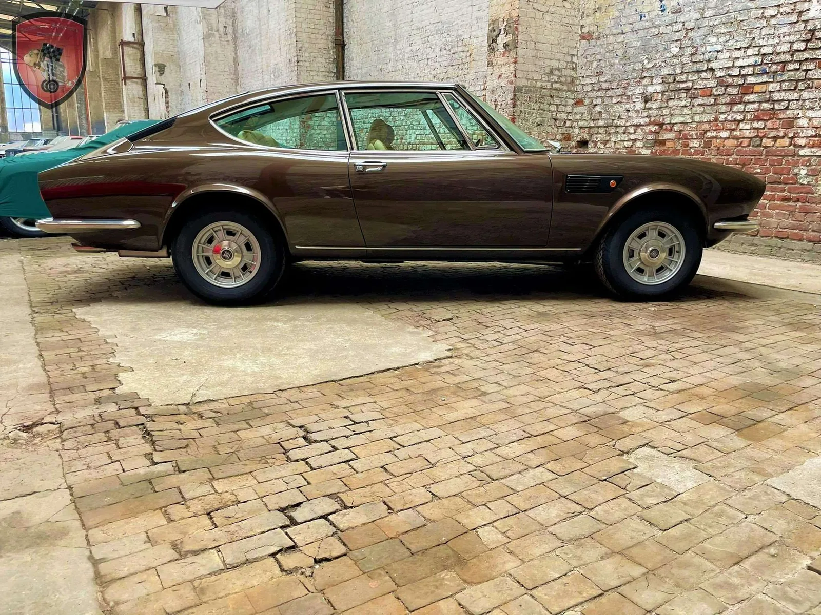 Fiat Dino Spider 2400 rouge (rosso Dino) de trois quarts avant, capote baissée