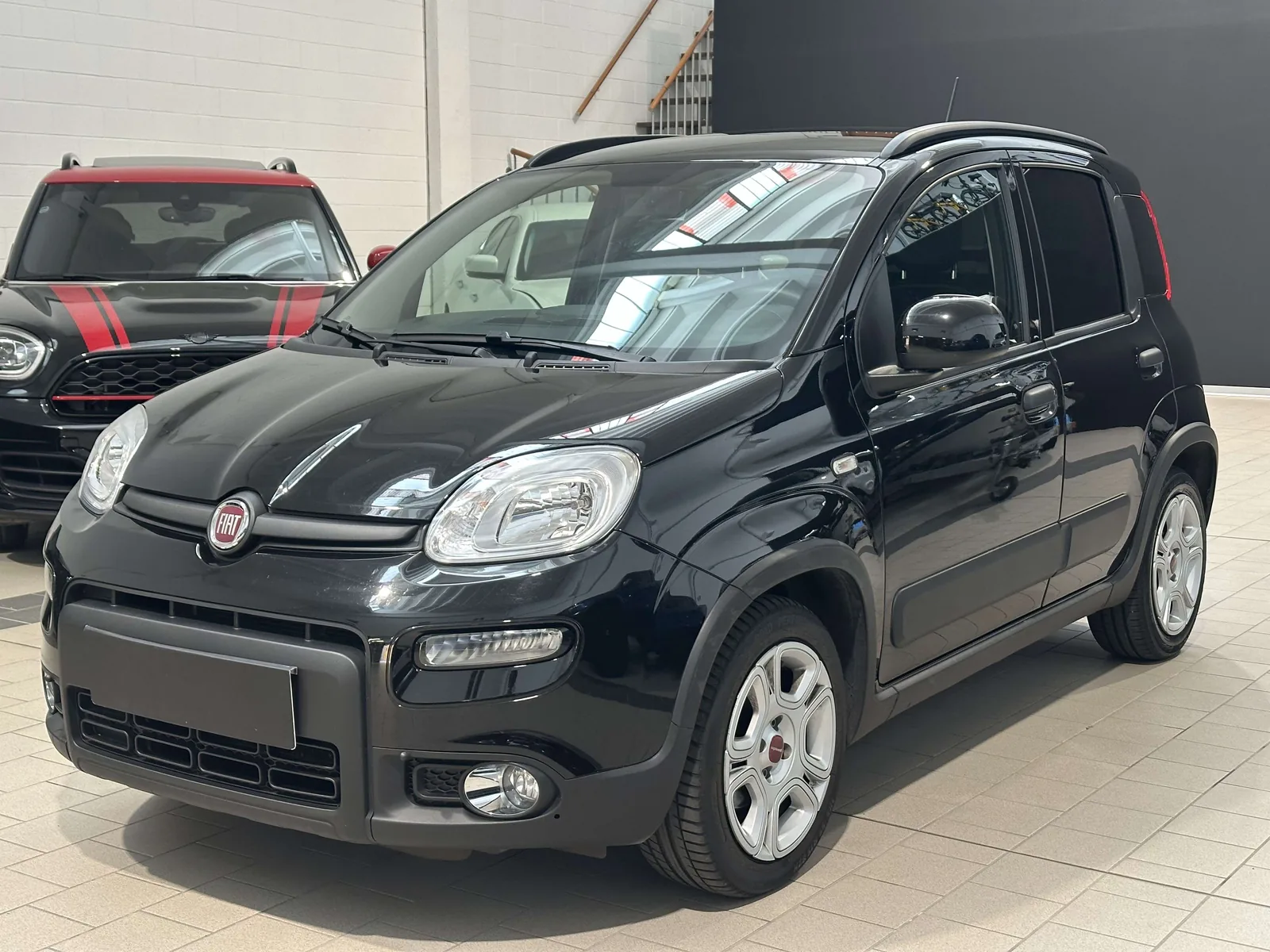 Fiat Panda 4x4 blanche de trois quarts avant, en montagne