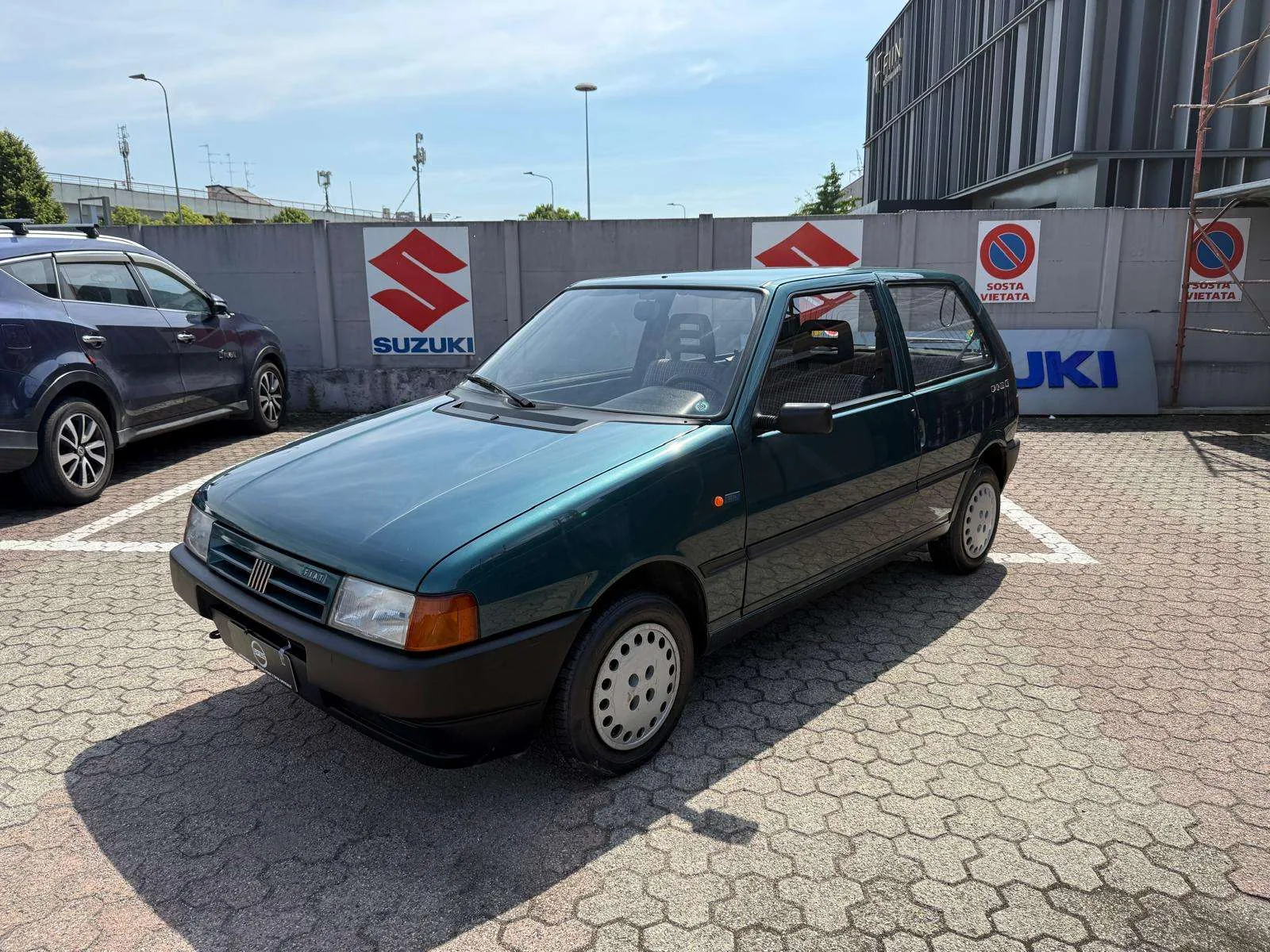 Fiat Uno Turbo i.e. rouge de trois quarts avant, jantes d'époque