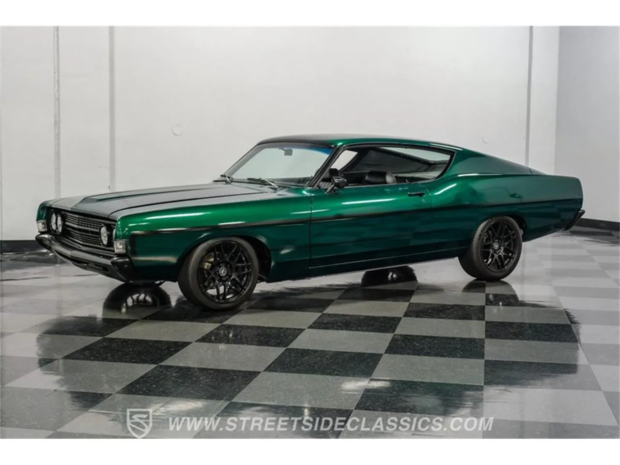 Ford Torino GT fastback 1970 de trois quarts avant