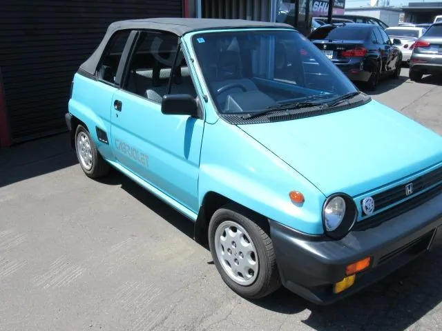 Honda City Turbo II blanche et rouge de trois quarts avant, kit carrosserie d'origine