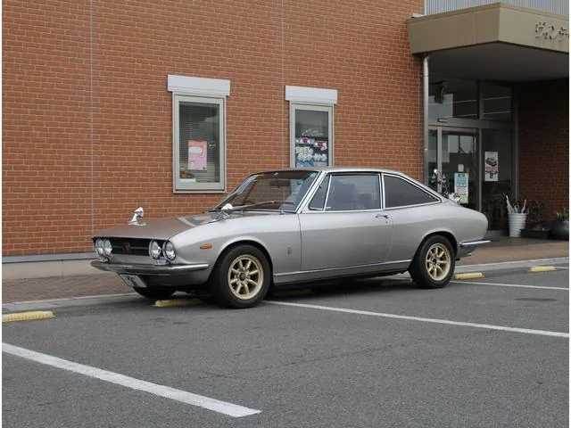 Isuzu 117 Coupé de trois quarts avant, fastback signé Giugiaro