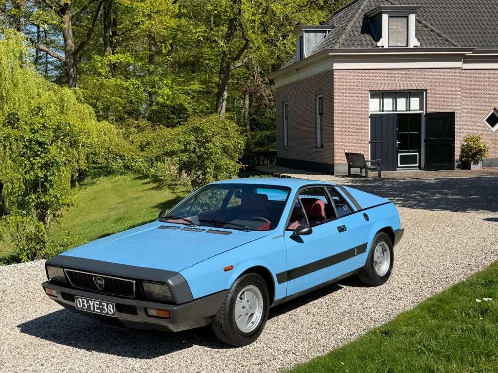 Lancia Beta Coupé bordeaux de trois quarts avant, ligne signée Pininfarina