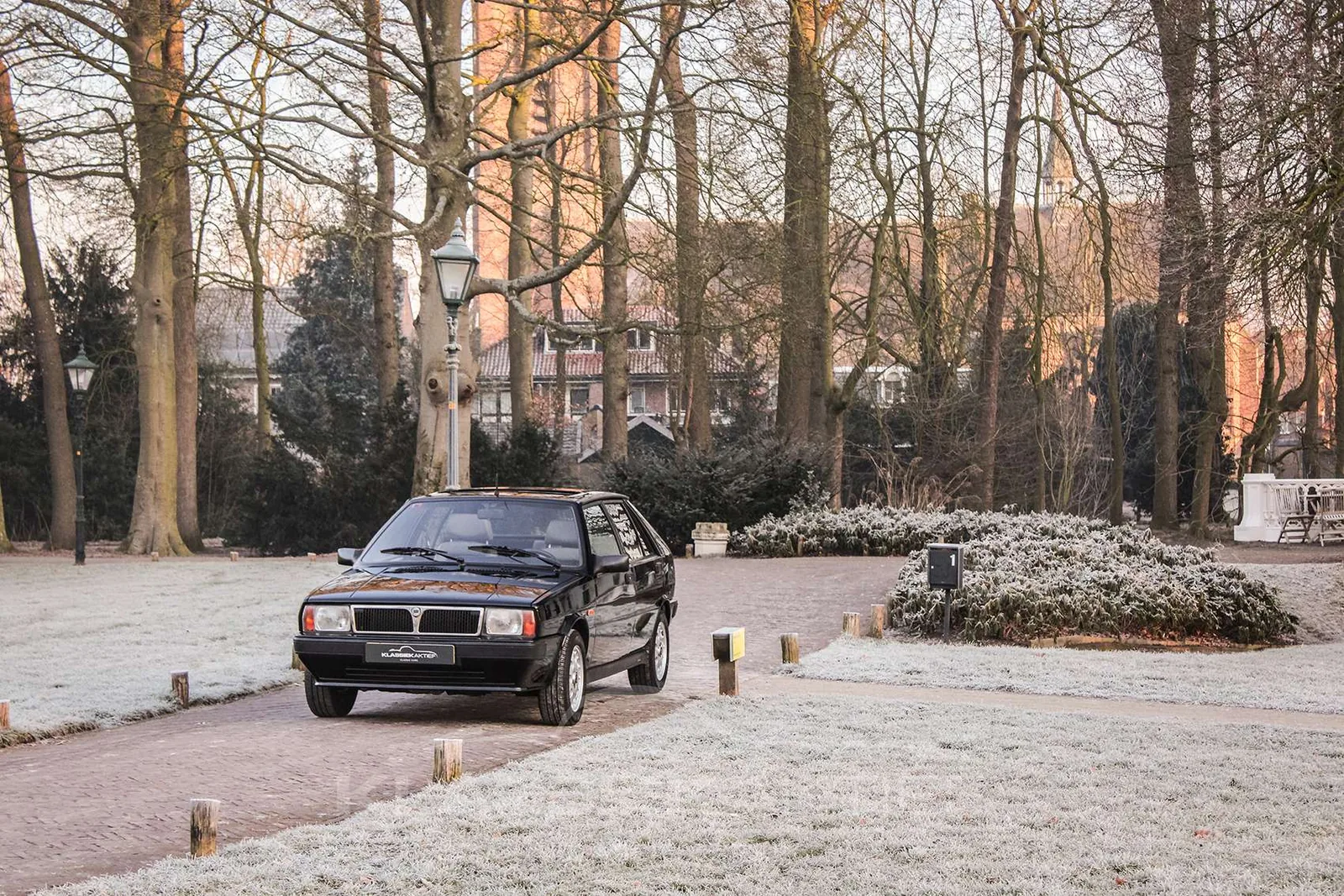 Lancia Delta HF Integrale Evo blanche en livrée Martini, ailes carrées élargies, de trois quarts avant