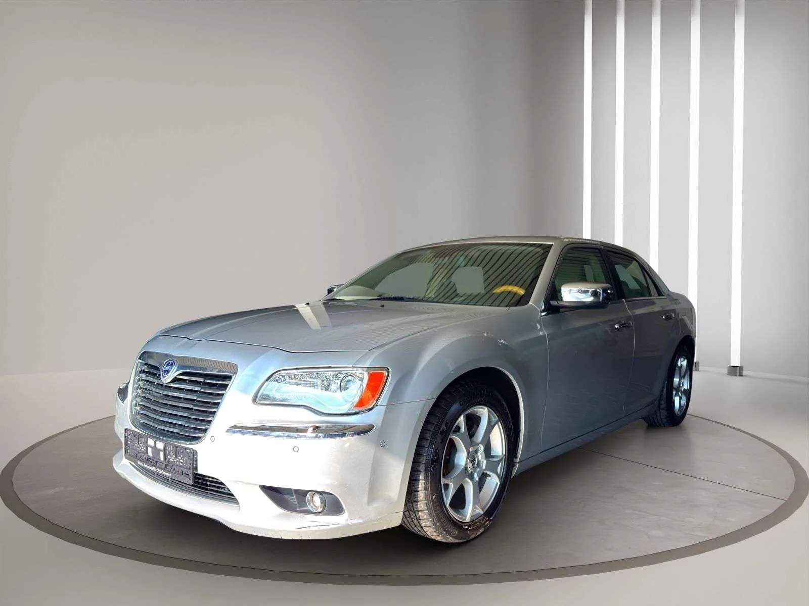 Lancia Thema 8.32 rouge foncé de trois quarts avant, berline trois volumes signée Giugiaro
