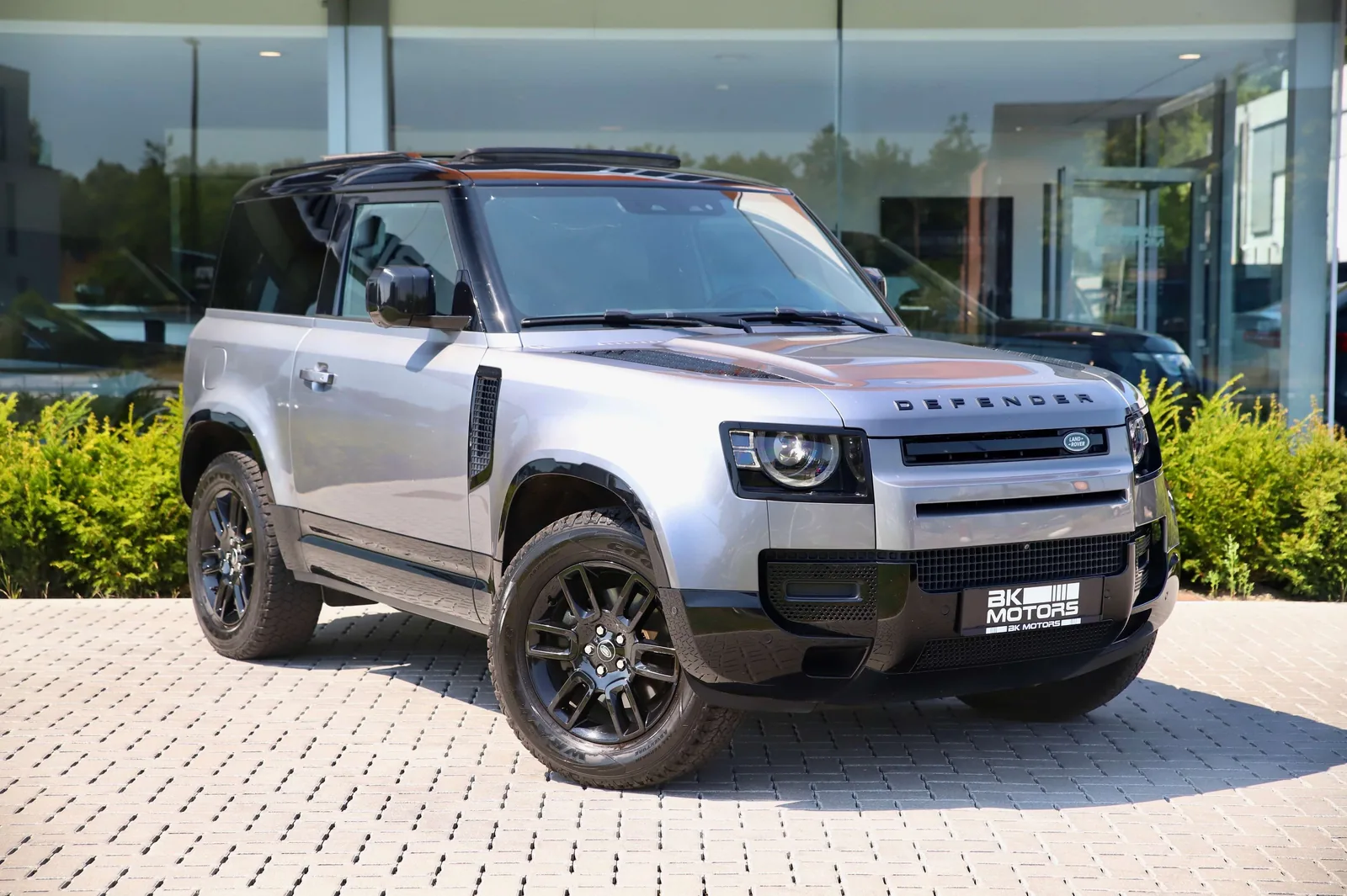Land Rover Defender 110 de trois quarts avant
