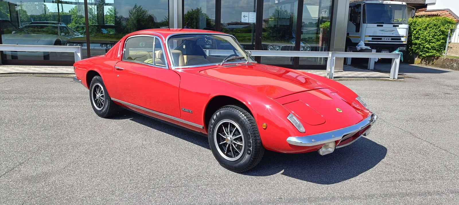 Lotus Elan Sprint biplace roadster jaune de trois quarts avant, phares escamotables et proportions ultra-compactes