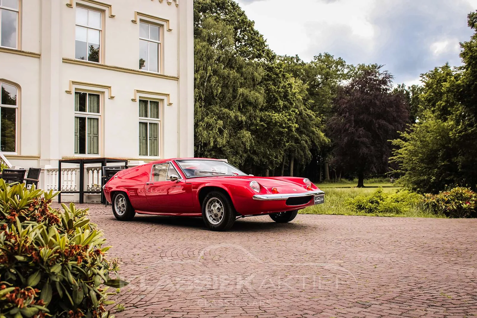 Lotus Europa Twin Cam Special jaune de trois quarts avant, silhouette basse et arceaux arrière type bread van