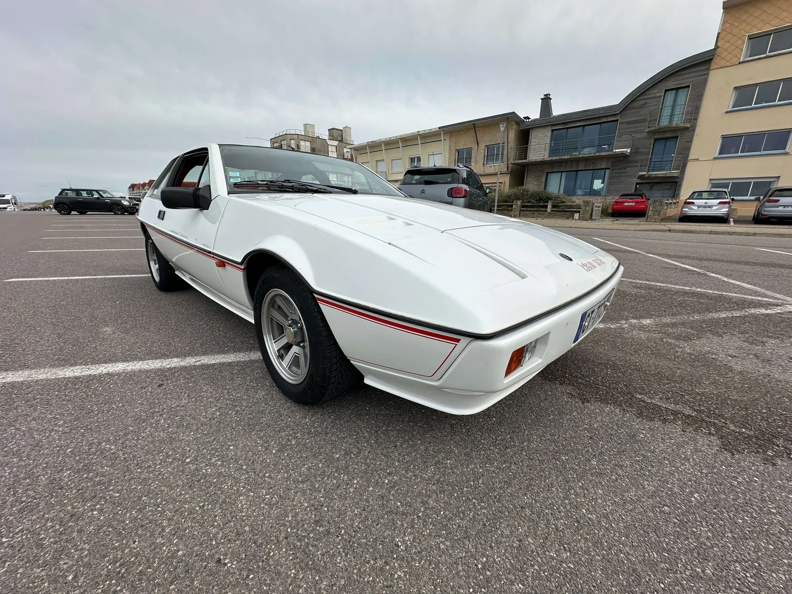 Lotus Excel SE coupé rouge Calypso de trois quarts avant, silhouette fastback 2+2 des années 80