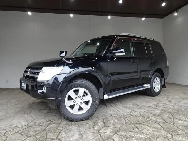 Mitsubishi Pajero de trois quarts avant, gréé pour le raid sur piste