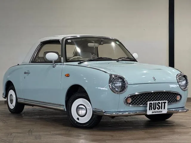 Nissan Figaro Pale Aqua de trois quarts avant, capote fermée