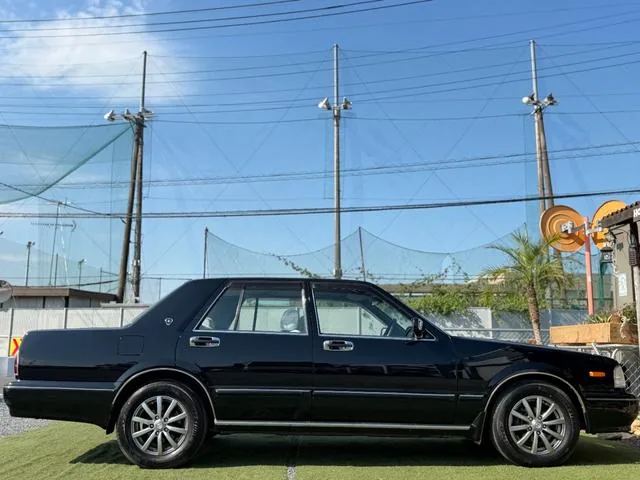 Nissan Gloria berline de prestige japonaise de trois quarts avant