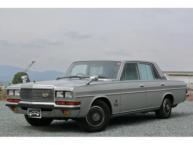 Nissan President JHG50 noire de trois quarts avant, allure protocolaire