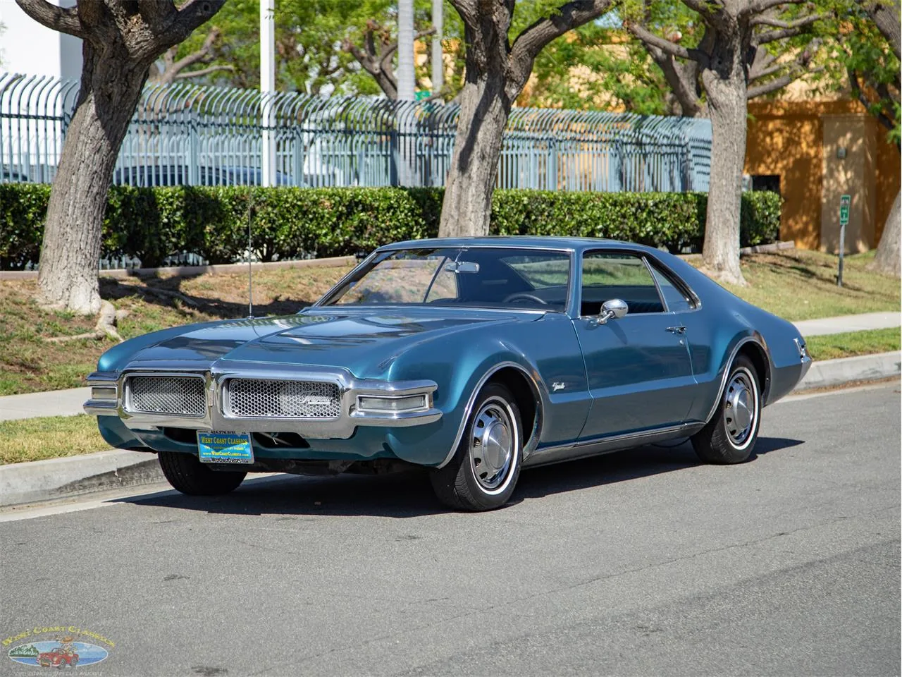Oldsmobile Toronado 1966 fastback de trois quarts avant, phares escamotables