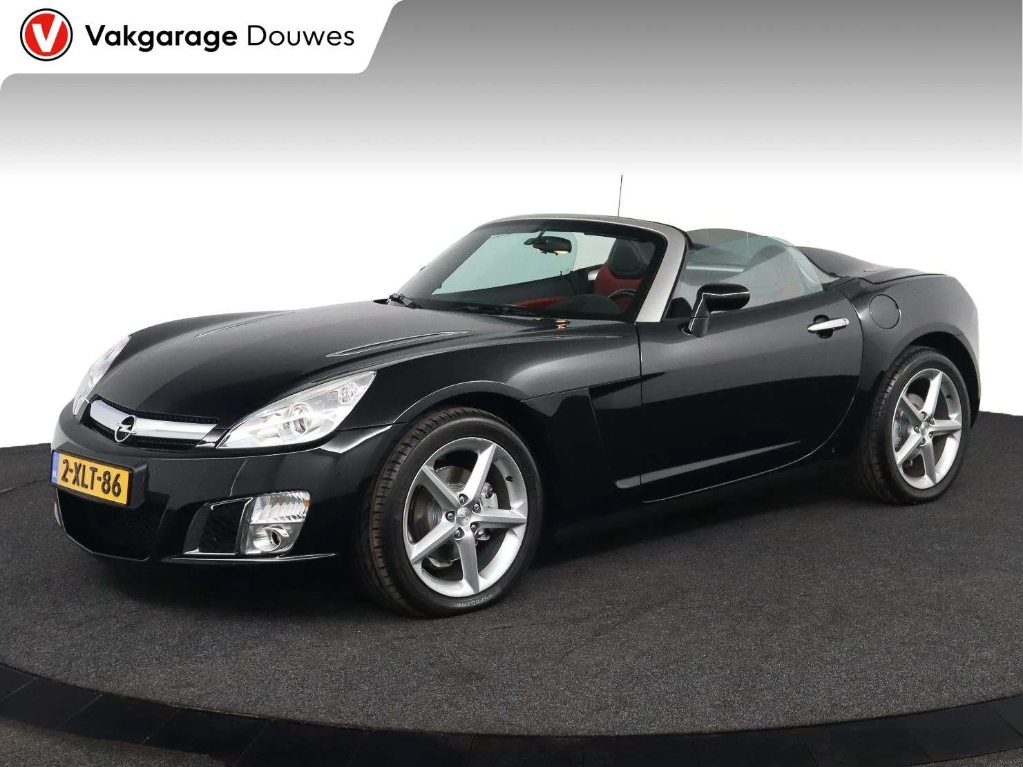 Opel GT de trois quarts avant, phares escamotables ouverts