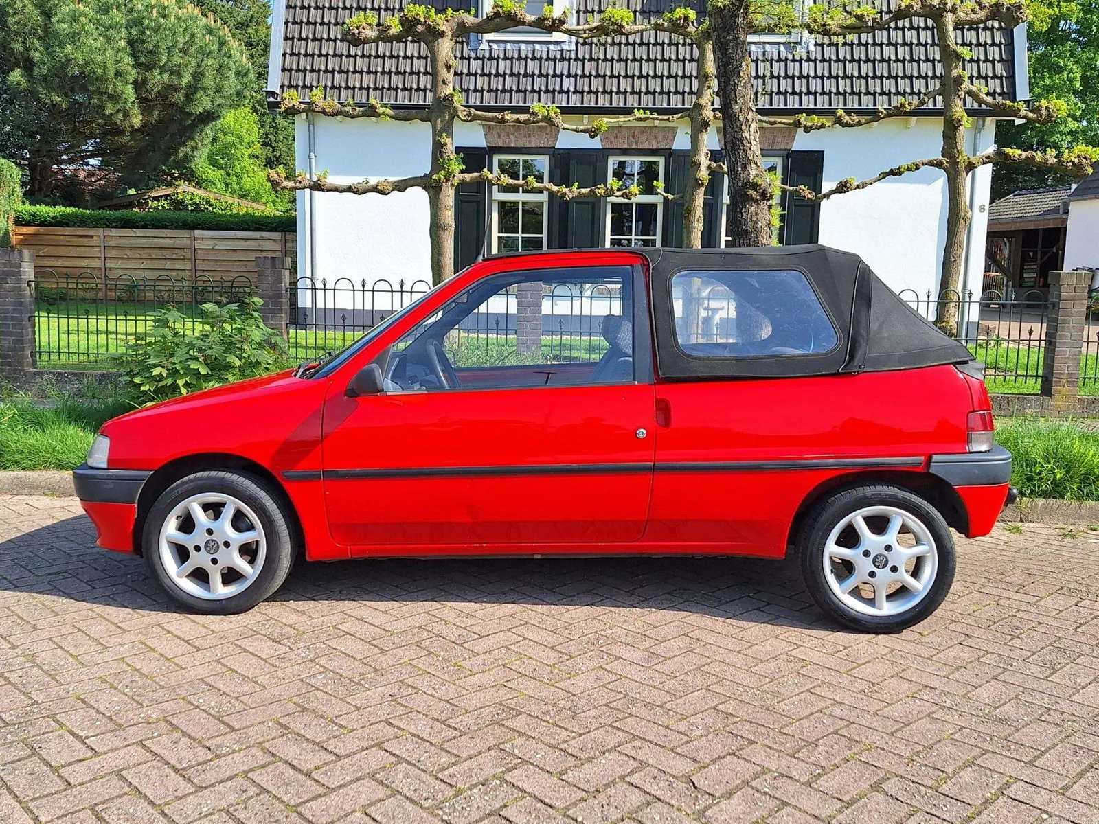 Peugeot 106 S16 rouge de trois quarts avant