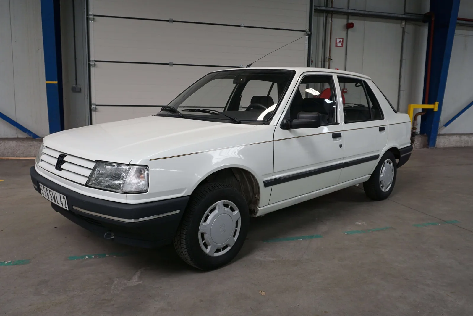 Peugeot 309 GTI 16 rouge de trois quarts avant