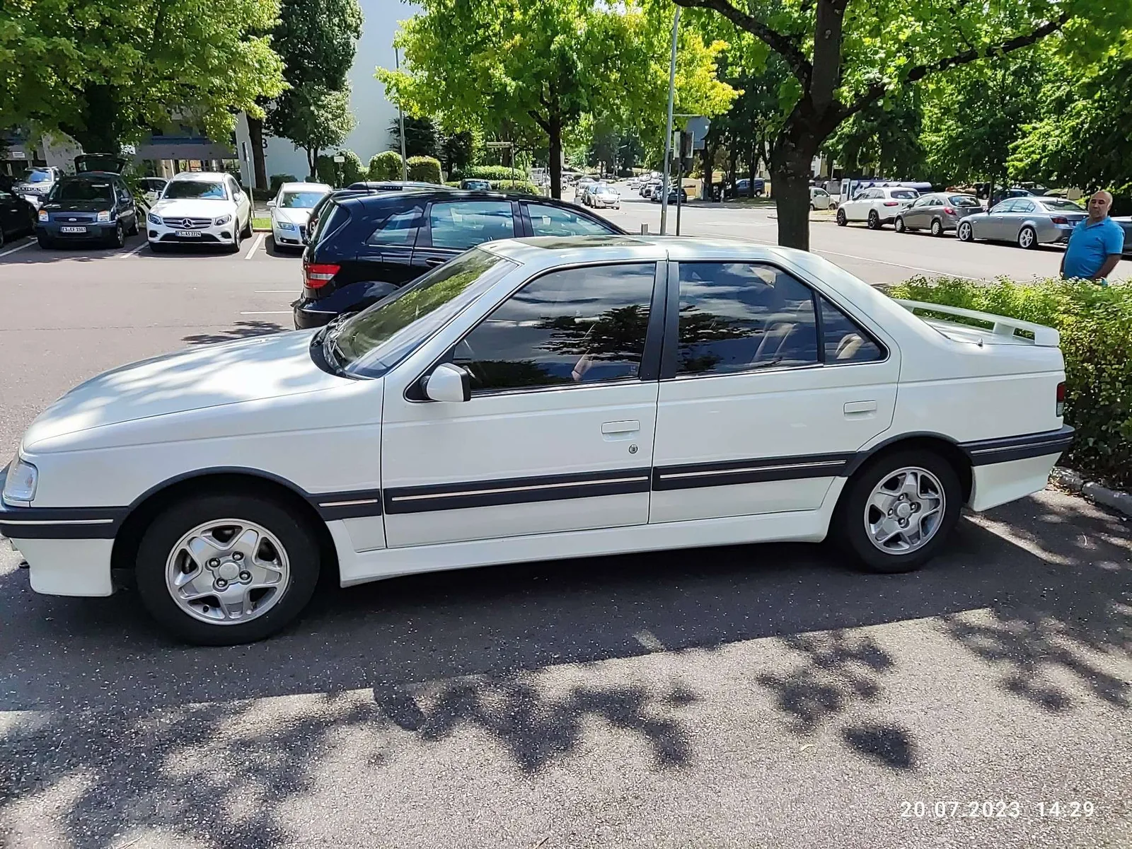 Peugeot 405 Mi16 rouge de trois quarts avant