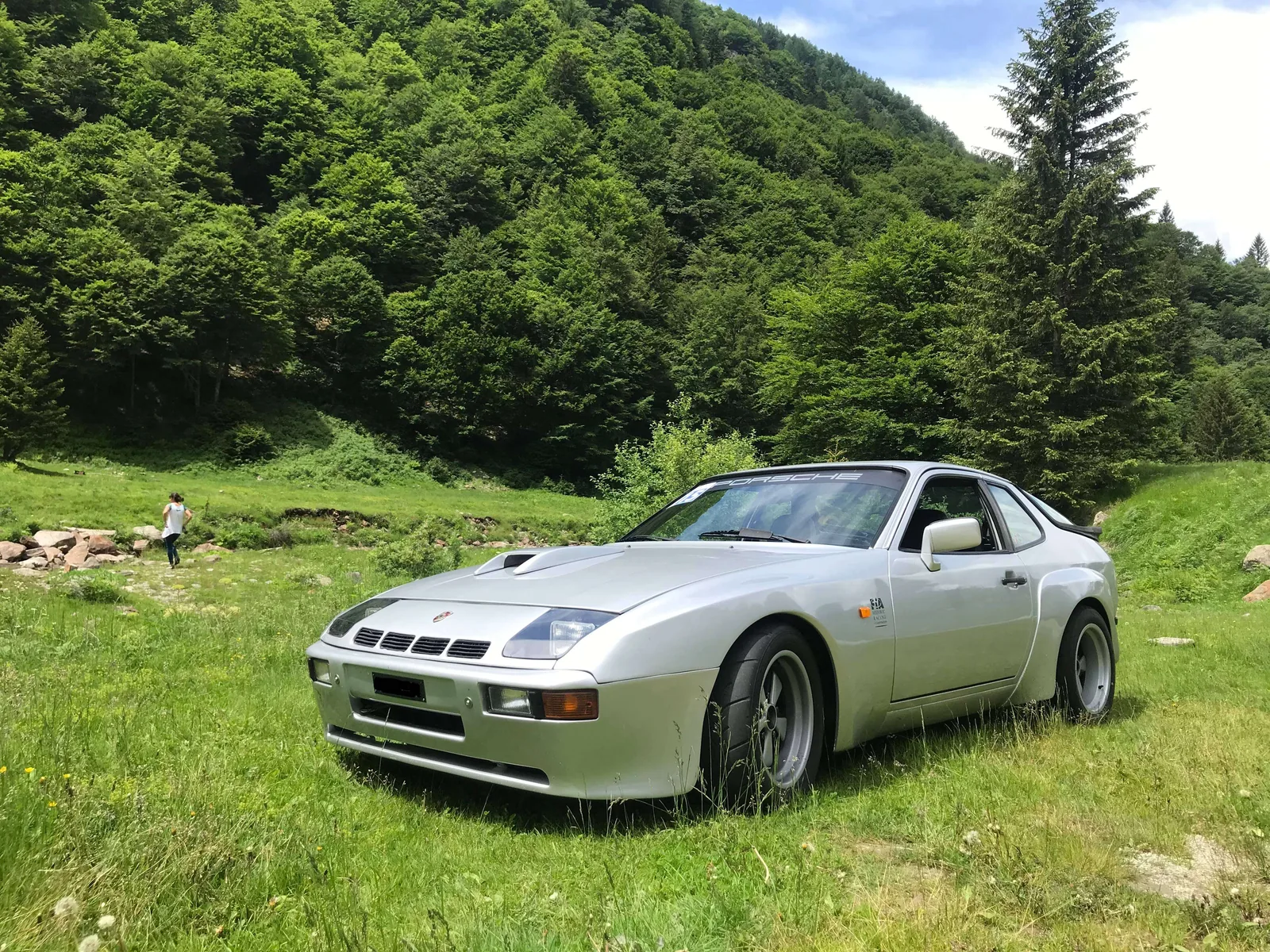 Porsche 924 rouge Guards Red, phares escamotables, de trois quarts avant