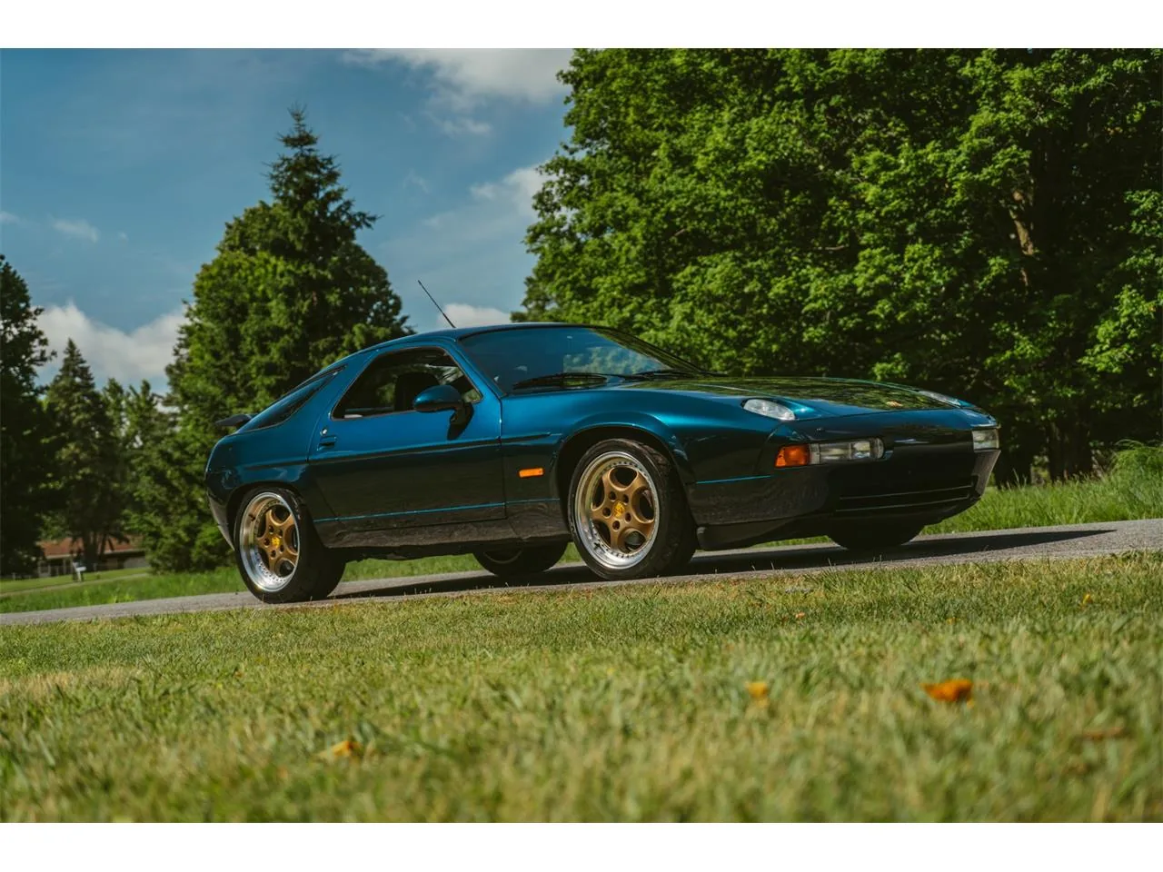 Porsche 928 GTS de trois quarts avant