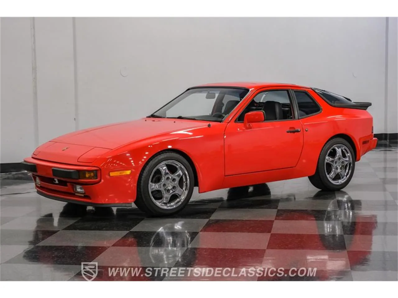Porsche 944 rouge de trois quarts avant
